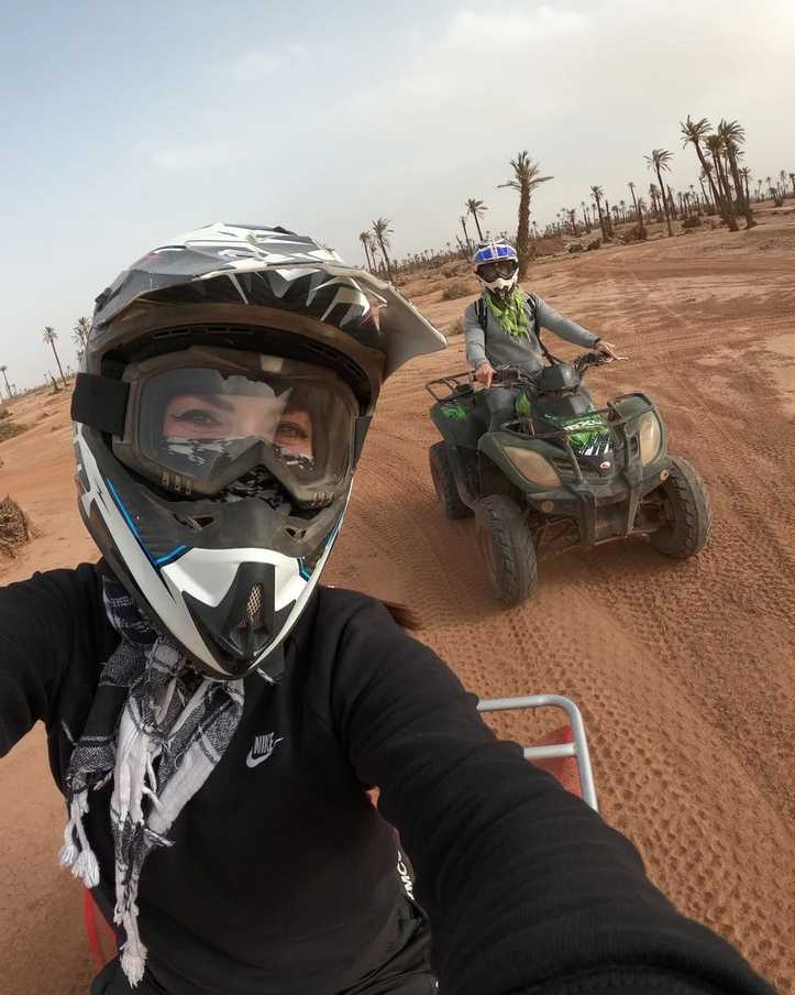 2 chicas disfrutando del quad en la palmeraie